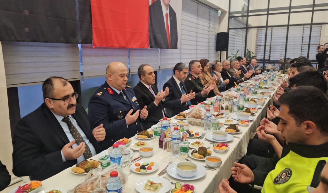 Afyonkarahisar Emniyet Müdürlüğü tarafından düzenlenen iftar programında Afyonkarahisar protokolü bir