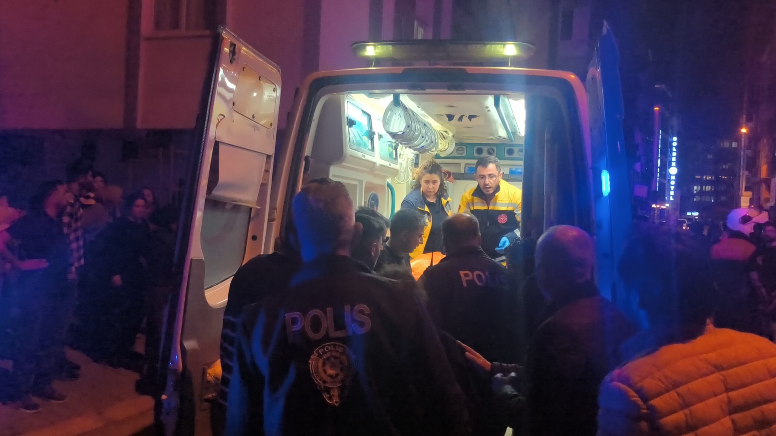 Antalya’da komşu aileler arasında iddiaya göre kız isteme tartışmasıyla başlayan