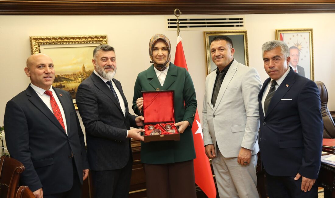 Afyonkarahisar’daki muhtar temsilcileri, Kübra Güran Yiğitbaşı’nı ziyaret ederek yerel yönetimler