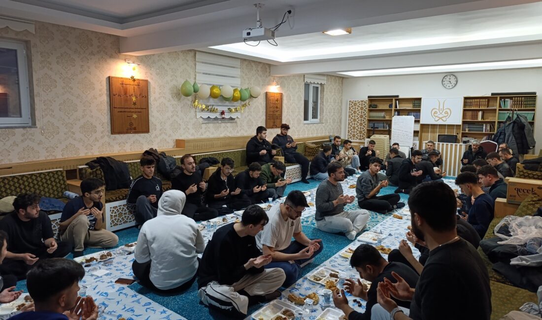 Afyonkarahisar Emirdağ Müftülüğü Gençlik Koordinatörlüğü tarafından Diyanet Gençlik Merkezi'nde üniversite