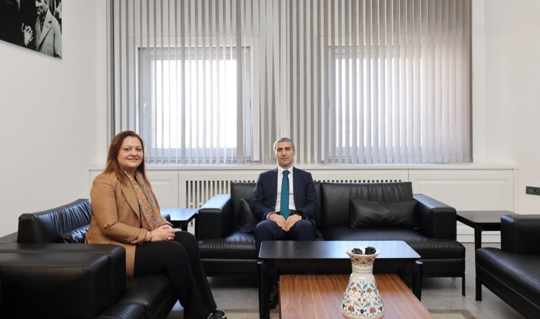 Afyonkarahisar Valisi Naci Aktaş, Burcu Köksal’a iadeiziyarette bulundu. Afyonkarahisar Belediyesi’nde