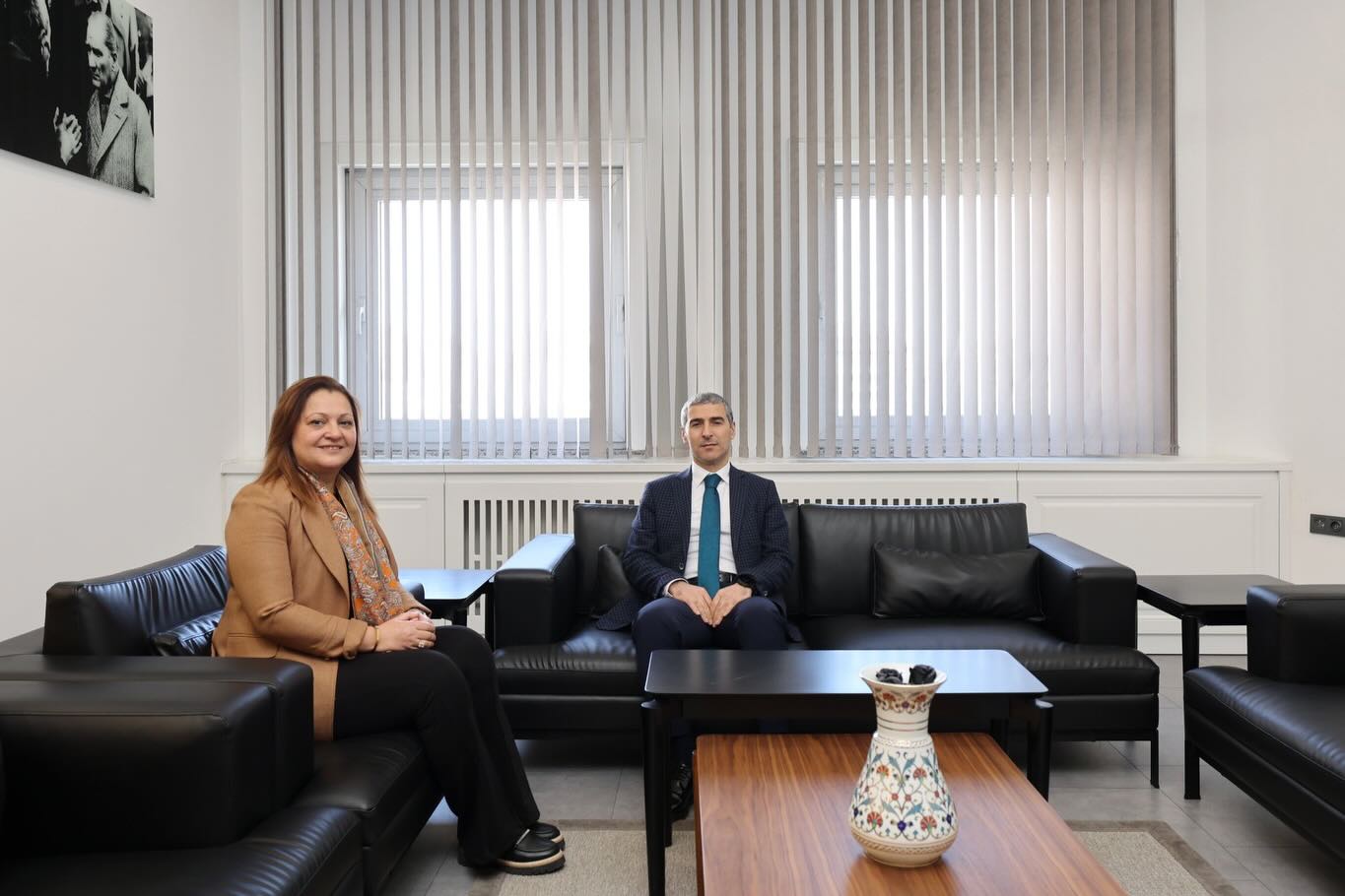 Afyonkarahisar Valisi Naci Aktaş, Burcu Köksal’a iadeiziyarette bulundu. Afyonkarahisar Belediyesi’nde