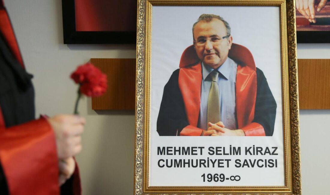 İstanbul Adalet Sarayı’ndaki makam odasında 31 Mart 2015 tarihinde düzenlenen