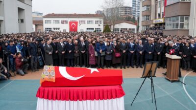 İstanbul Çekmeköy'de bir lisede biyoloji öğretmeni Fatma Nur Çelik'i bıçaklayarak