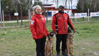 Afyonkarahisar'daki Uluslararası ve Ulusal Arama Köpekleri Sınavı'ndan başarıyla geçen arama