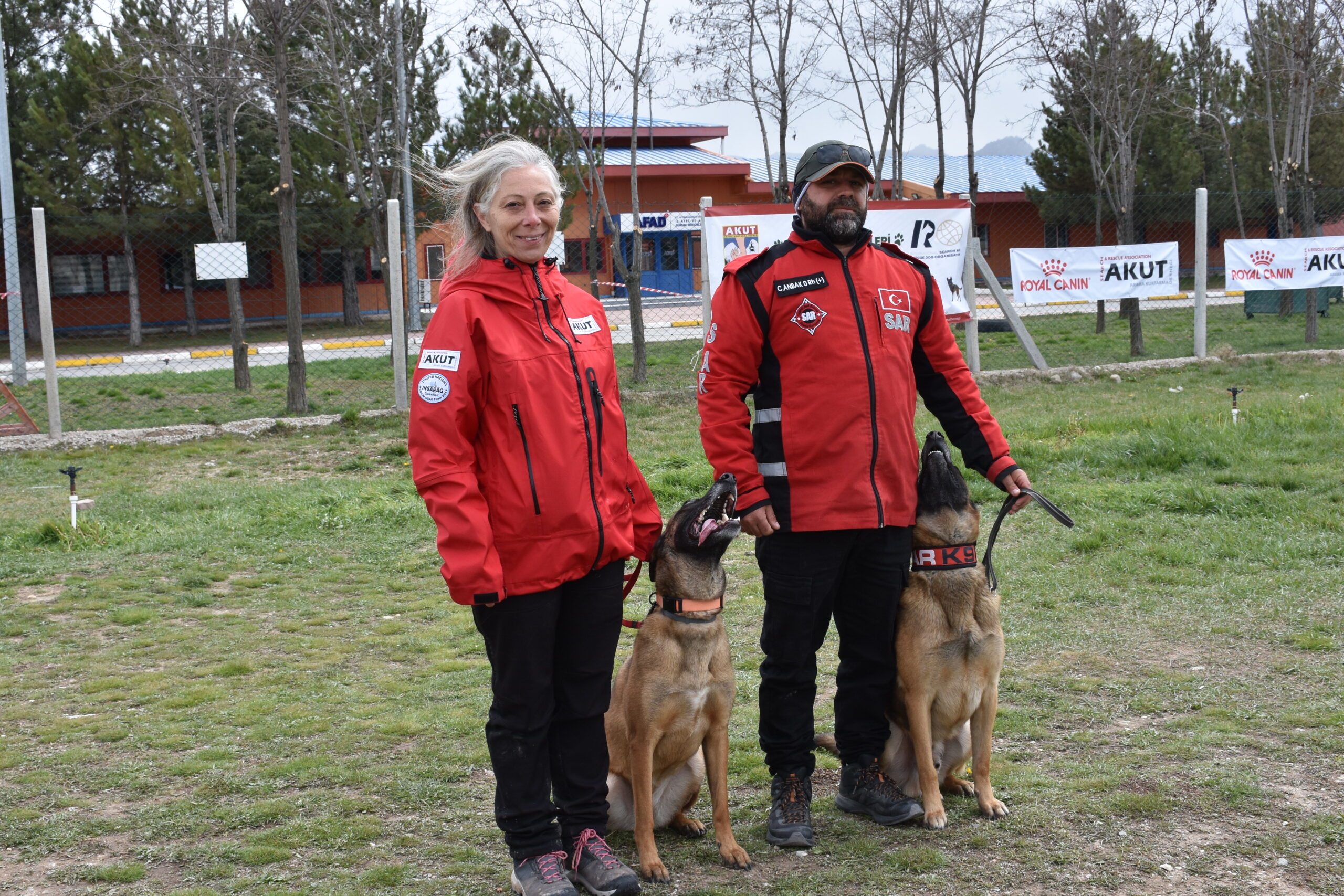 Afyonkarahisar'daki Uluslararası ve Ulusal Arama Köpekleri Sınavı'ndan başarıyla geçen arama