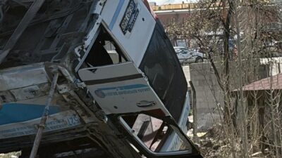 Ankara'nın Kahramankazan ilçesinde seyir halindeki bir özel halk otobüsünün köprü