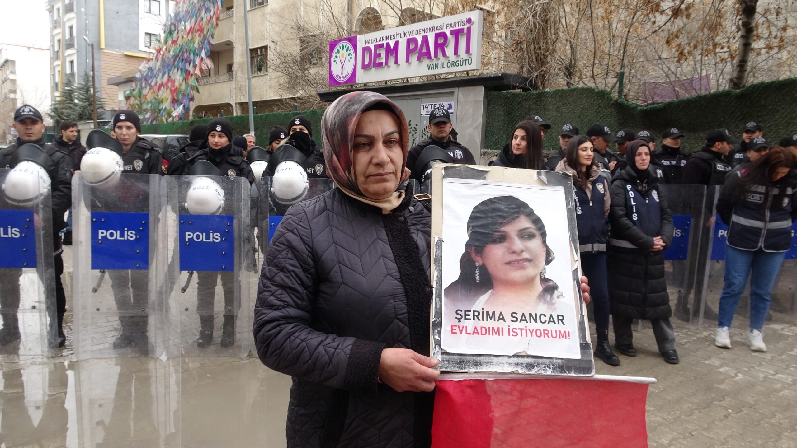 Van'da terör örgütü PKK tarafından çocukları dağa kaçırılan ailelerin evlat