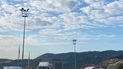 İzmir'de sabah saatlerinde park halindeki bir aracın içinden gelen silah