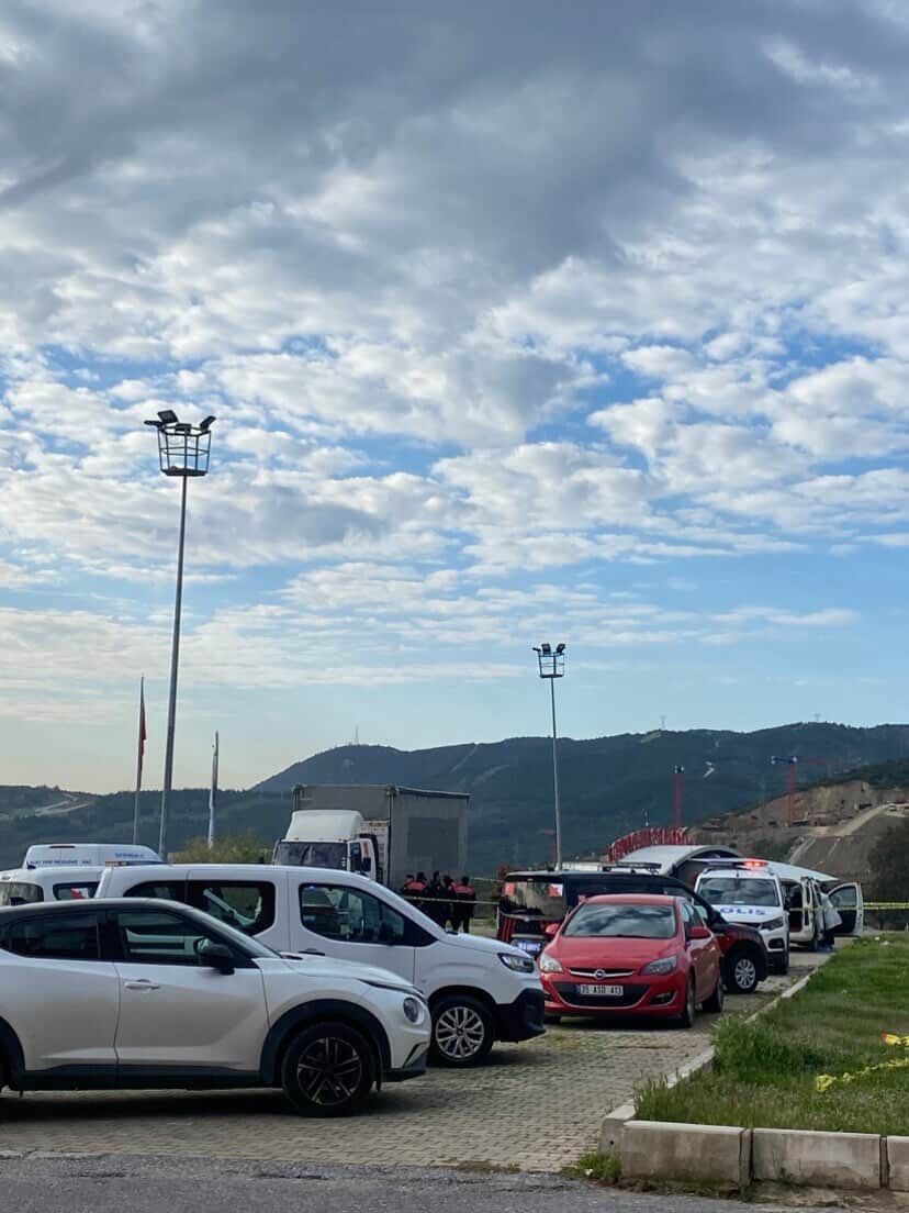 İzmir'de sabah saatlerinde park halindeki bir aracın içinden gelen silah