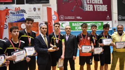 Afyonkarahisar’da düzenlenen "Gençler Sporda Gelecek Emniyette" temalı 5x5 Mini Futbol