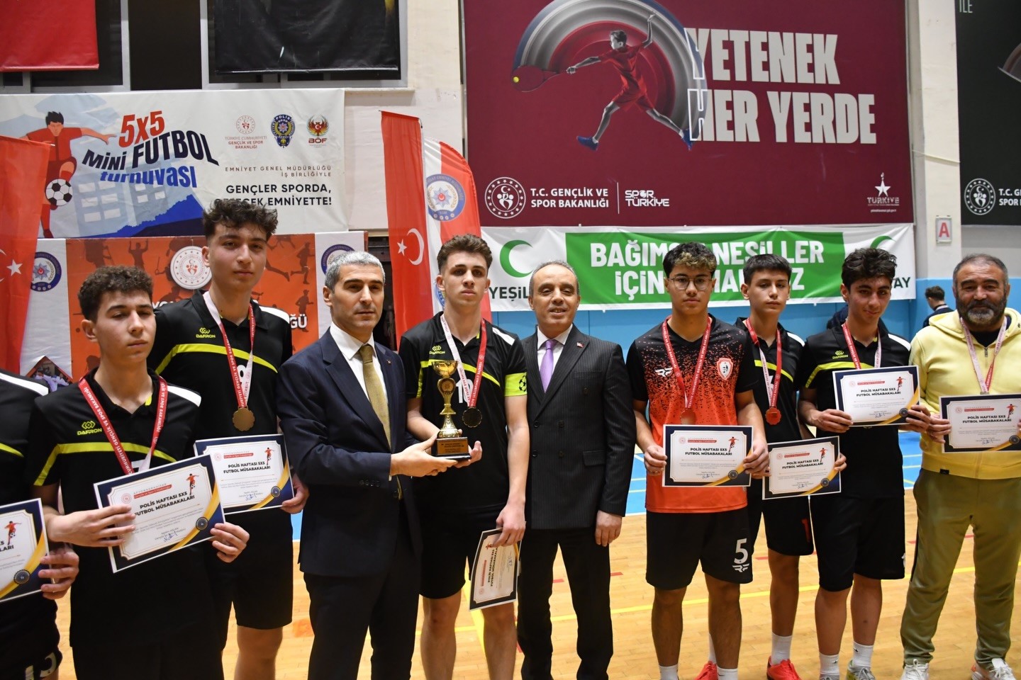 Afyonkarahisar’da düzenlenen "Gençler Sporda Gelecek Emniyette" temalı 5x5 Mini Futbol