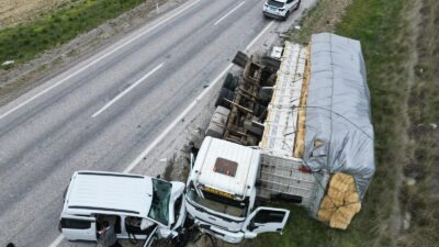 Afyonkarahisar’ın Çay ilçesi çıkışında üç aracın birbirine girdiği zincirleme trafik