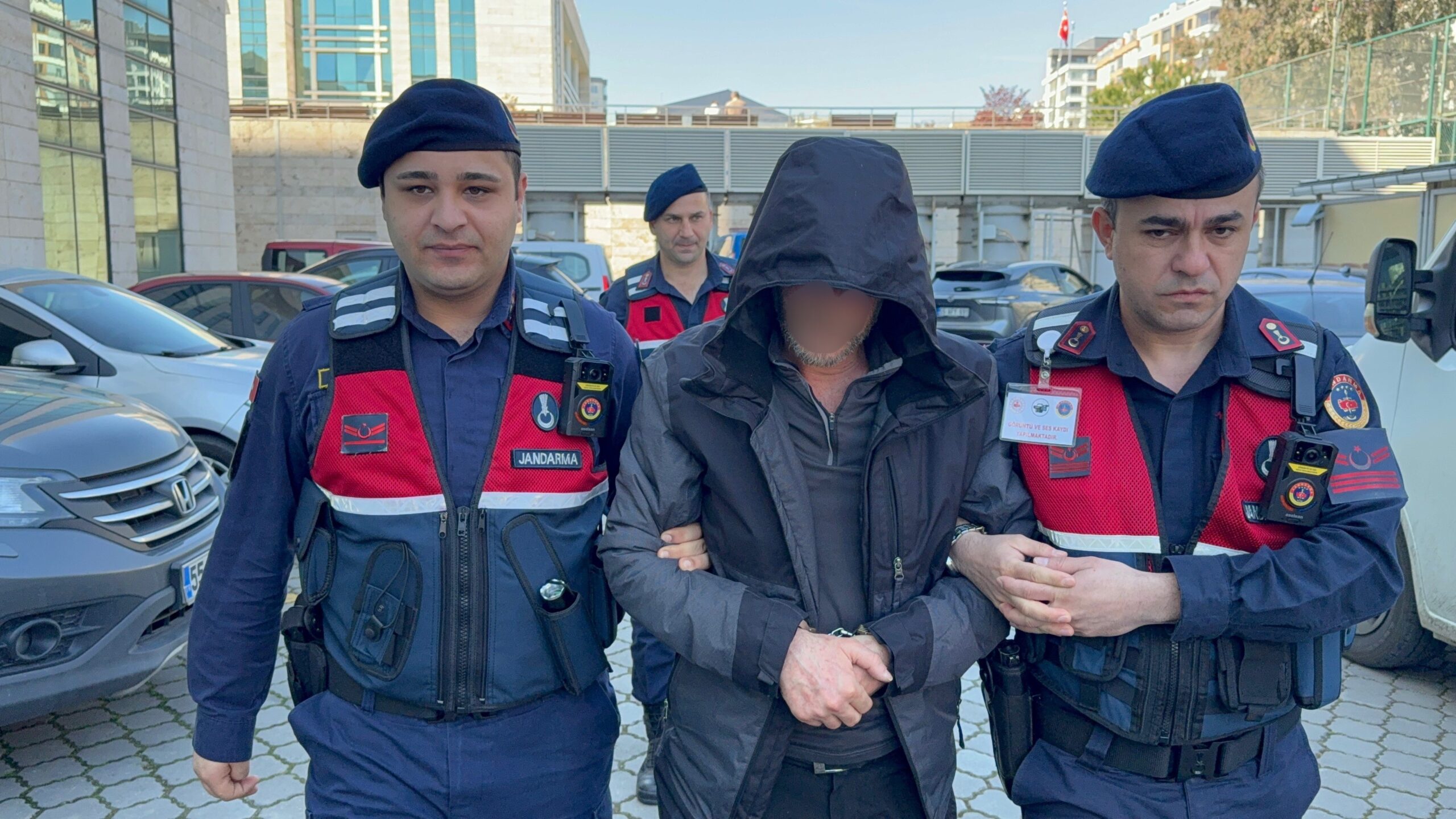 Samsun’un Atakum ilçesinde jandarma ekipleri tarafından düzenlenen titiz operasyonda, evinde