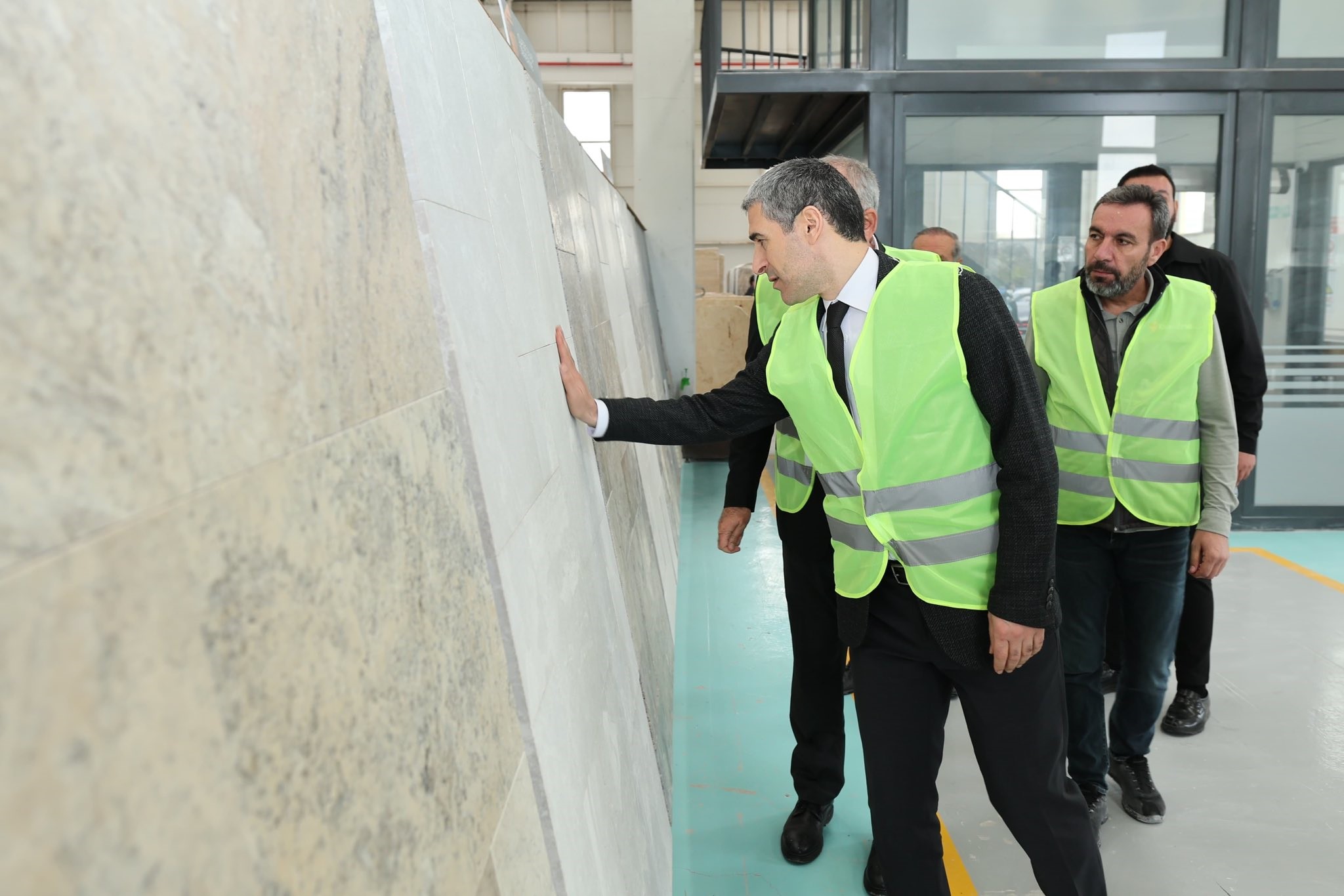Afyonkarahisar Valisi Dr. Naci Aktaş, mermerin başkenti İscehisar’da gerçekleştirdiği ziyaretlerde,
