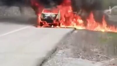 Kırklareli’nde seyir halindeyken motor kısmından alevler yükselen otomobil, kısa sürede