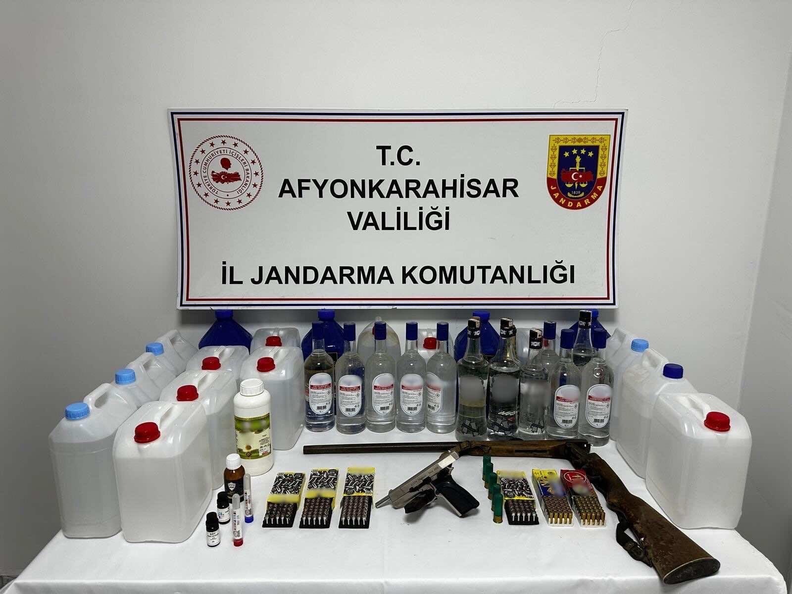 Afyonkarahisar İl Jandarma Komutanlığı ekiplerince yürütülen çalışmalar kapsamında hem aranan