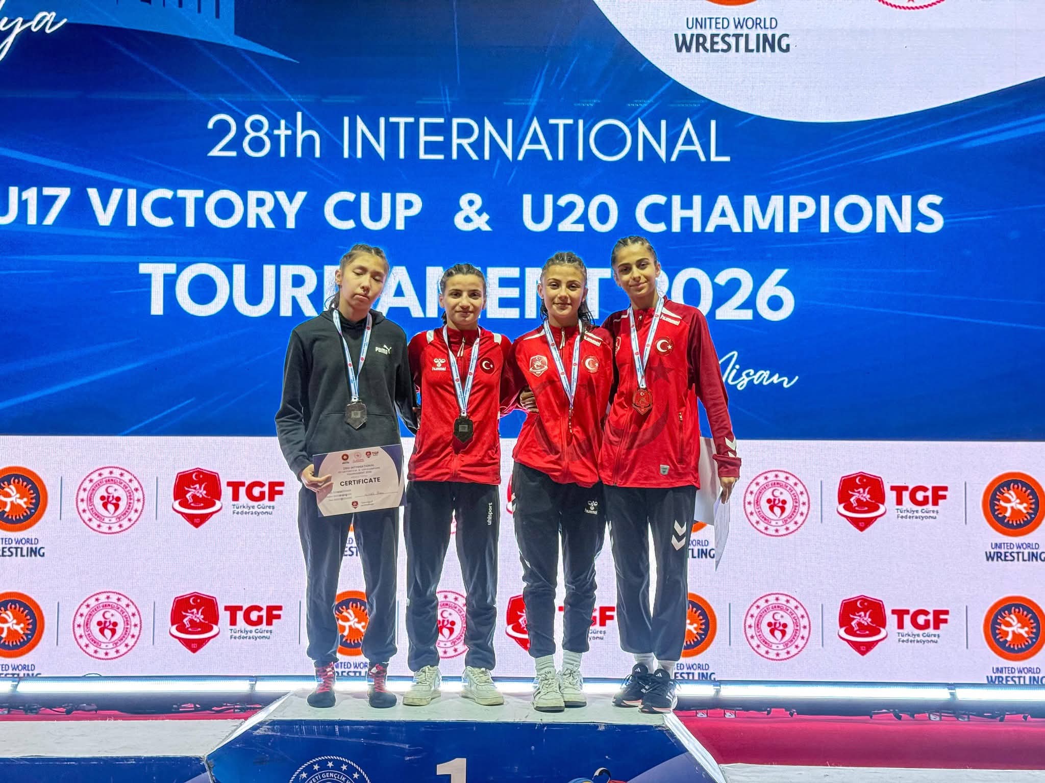 Antalya’da düzenlenen Uluslararası Güreş Zafer Kupası müsabakalarında Afyonkarahisarlı sporcular, hem