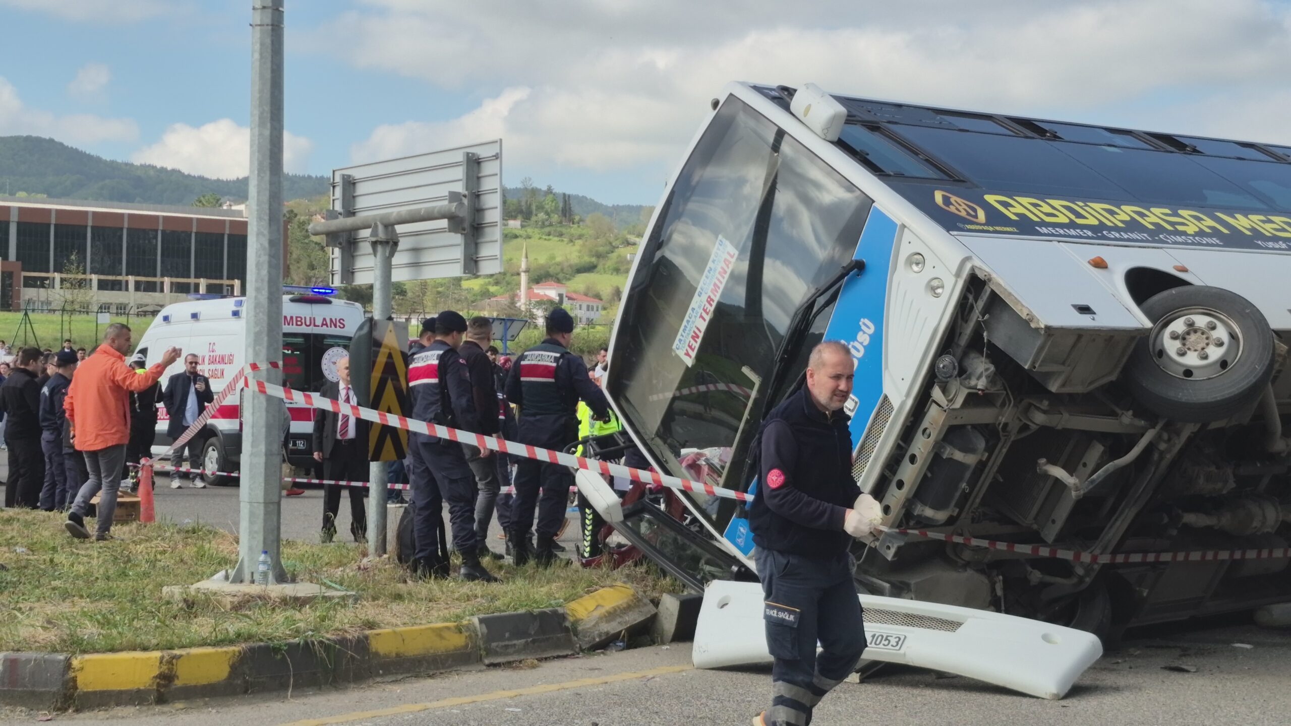 Bartın Üniversitesi önünde yolcu dolu halk otobüsünün bir otomobilin üzerine