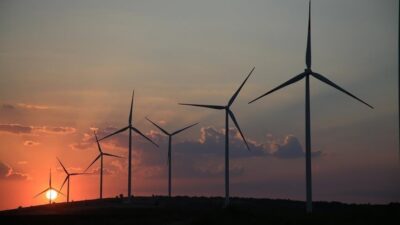 Küresel yenilenebilir enerji kurulu gücü geçen yıl bir önceki yıla