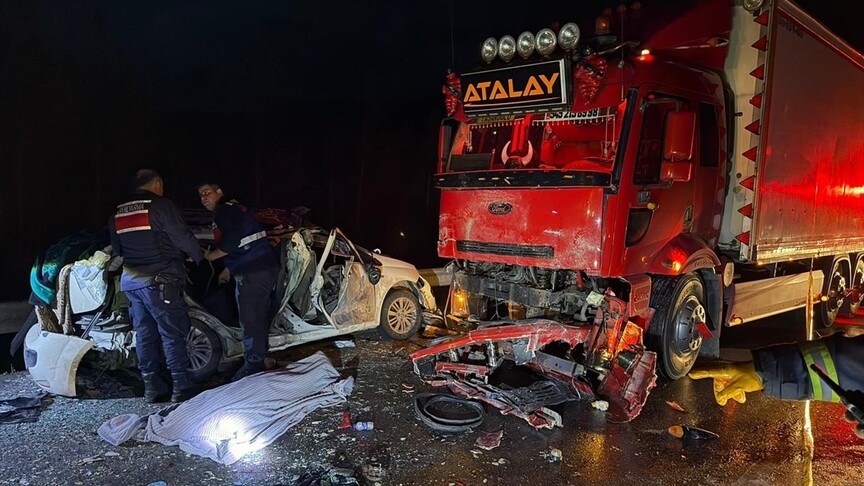 Burdur'un Ağlasun ilçesinde otomobil ile kamyonun çarpıştığı kazada 1 kişi
