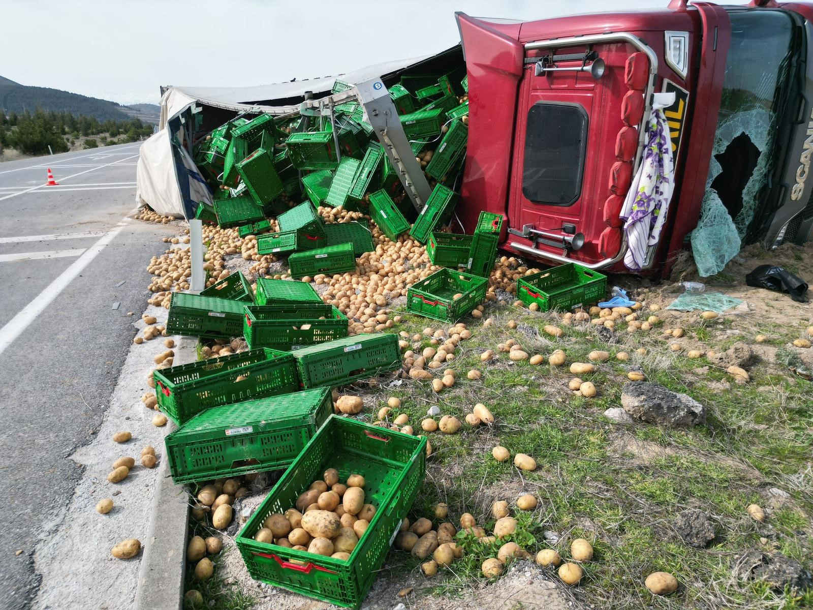 Patates yüklü tır Bolvadin’de devrildi