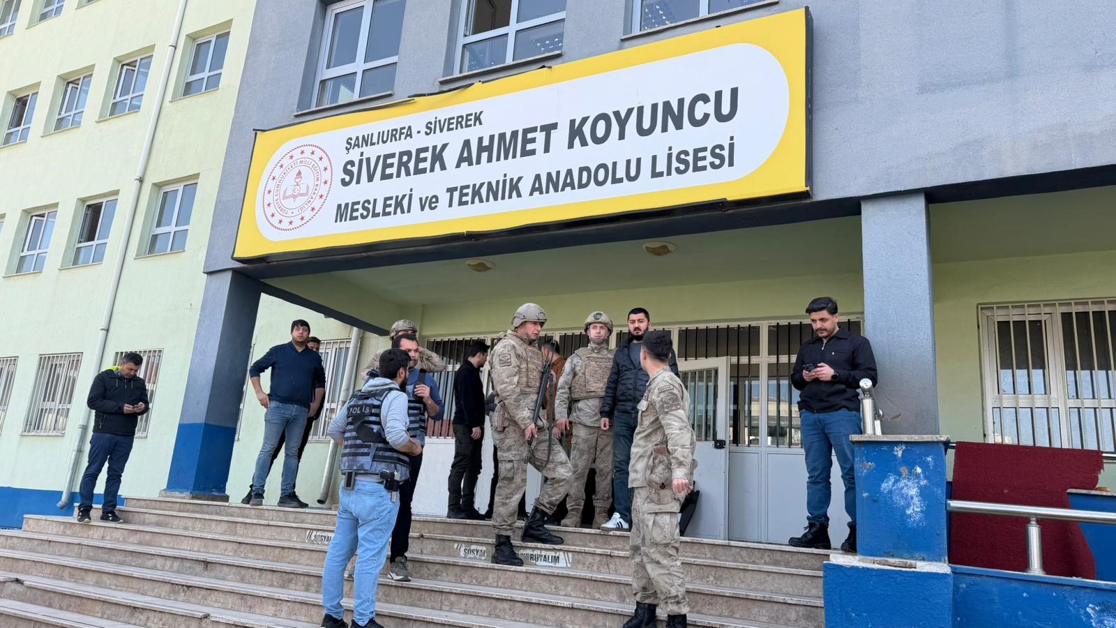 Şanlıurfa'nın Siverek ilçesinde bir lisede silahlı saldırı düzenlendi. Şanlıurfa Valisi