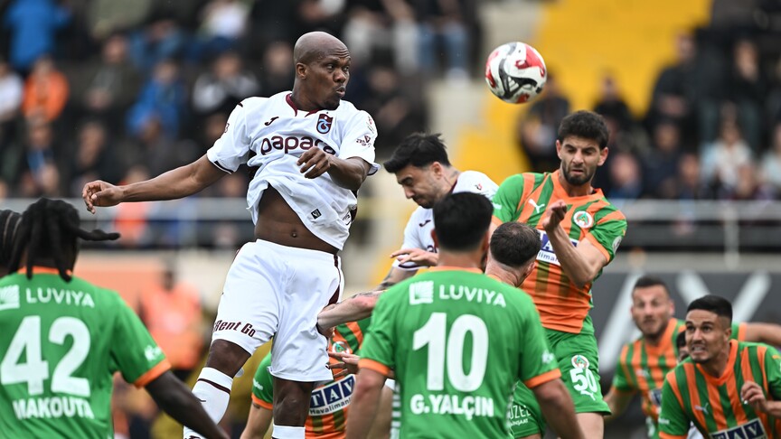 Trendyol Süper Lig'in 29. haftasında yapılan Corendon Alanyaspor-Trabzonspor karşılaşması 1-1