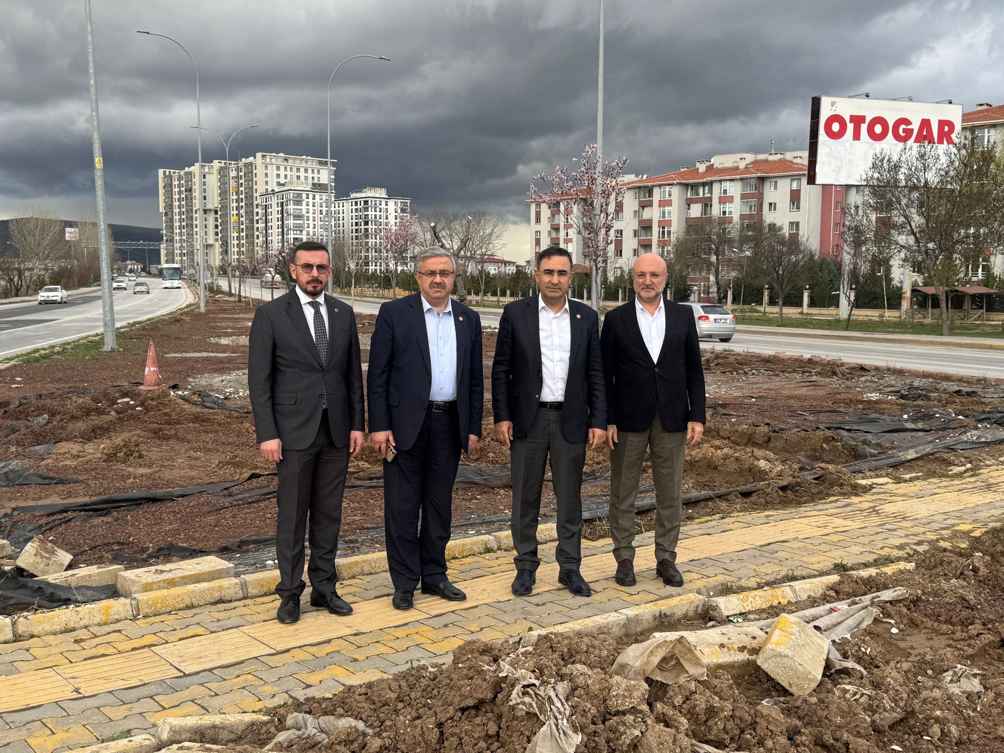 AK Parti Afyonkarahisar milletvekilleri ve teşkilat mensupları, şehrin ulaşım yükünü