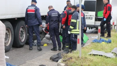 Amasya’da bir akrabalarının taziye ziyaretinden dönen ailenin içinde bulunduğu otomobil