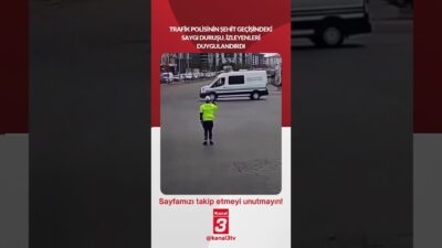 Trafik polisinin şehit geçişindeki saygı duruşu, izleyenleri duygulandırdı… 📶https://kanal3.com.tr/ Sosyal