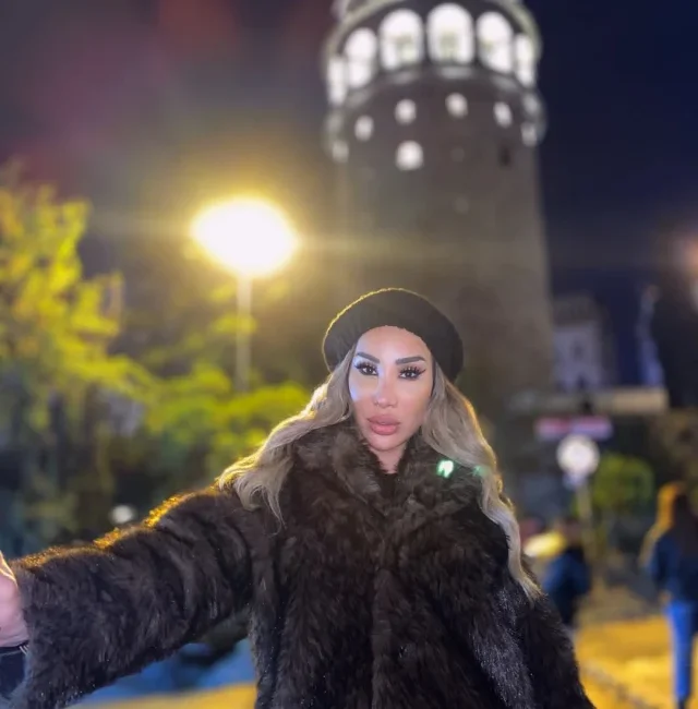 Ekranlardan ve sosyal medya platformlarından tanınan Mika Slowana, özellikle katıldığı
