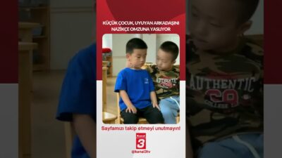 Küçük çocuk, uyuyan arkadaşını nazikçe omzuna yaslıyor… 📶https://kanal3.com.tr/ Sosyal Medya