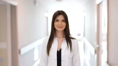 Regl döneminin yalnızca fiziksel bir süreç olarak görülmemesi gerektiğine değinen