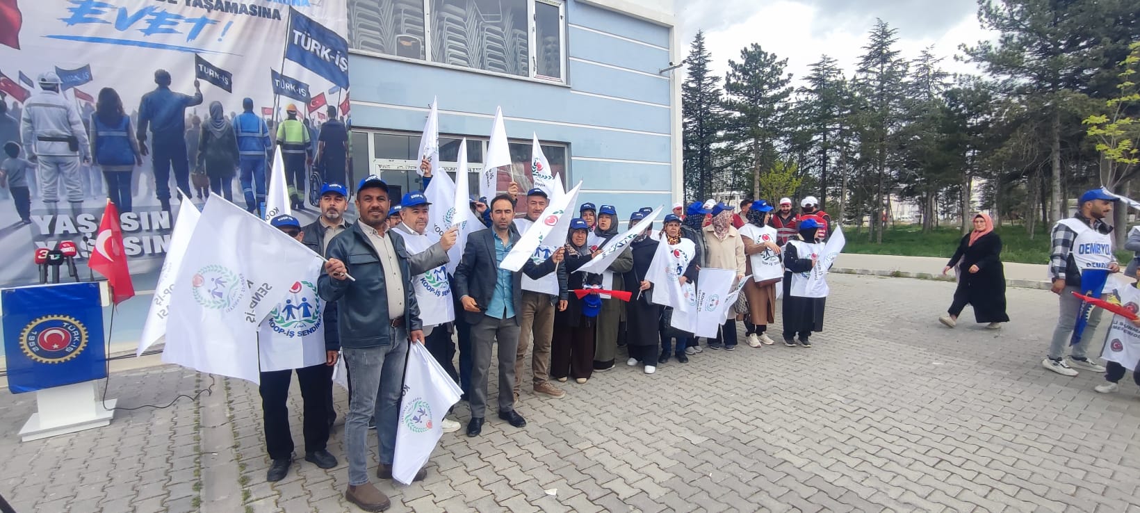 KOOP-İŞ Sendikası üyeleri bayram tadında geçen kutlamalarda tek yürek olurken,