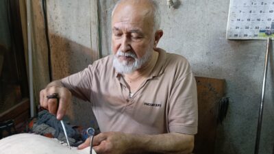 Kahramanmaraş'ta geçmişte onlarca ustanın çalıştığı tarihi Semerci Çarşısı'nda, teknoloji ve