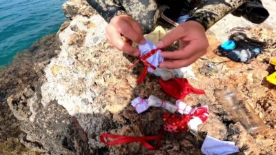 Antalya'da Hıdırellez gecesi denize atılan dilek kağıtları ve poşetler dalgıçlar