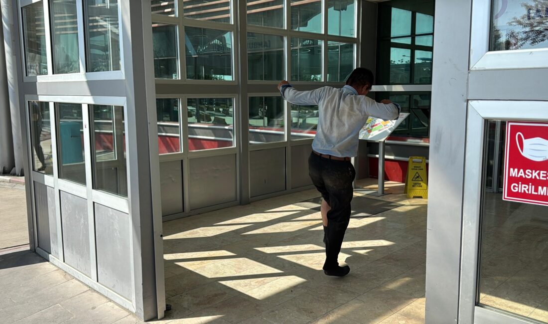  Afyonkarahisar'da kurban keserken yaralanan acemi kasaplar acil servislere başvurdu.
