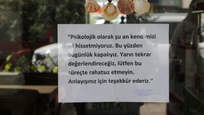 Antalya'da iş yerinin camına astığı, "Psikolojik olarak kapalıyız, yarına düşünürüz.