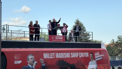 Cemal Enginyurt’un Afyonkarahisar’a gelerek Burcu Köksal’ın parti değişikliğini eleştirmesi, kamuoyunda