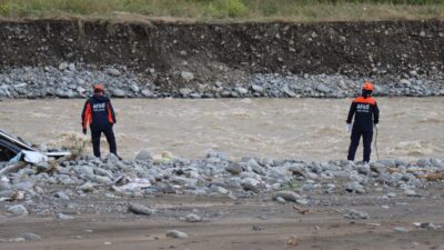 Hatay'ın Dörtyol ilçesinde sağanak sonrası oluşan su birikintileri ve yamaçlardan