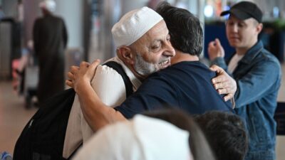 Kutsal topraklarda hac ibadetini tamamlayarak yurda dönen hacılar, İstanbul Havalimanı'nda