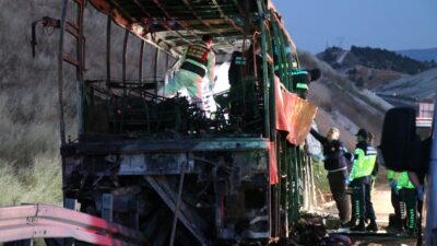 Denizli'nin Sarayköy ilçesinde gece saatlerinde meydana gelen feci trafik kazasında,