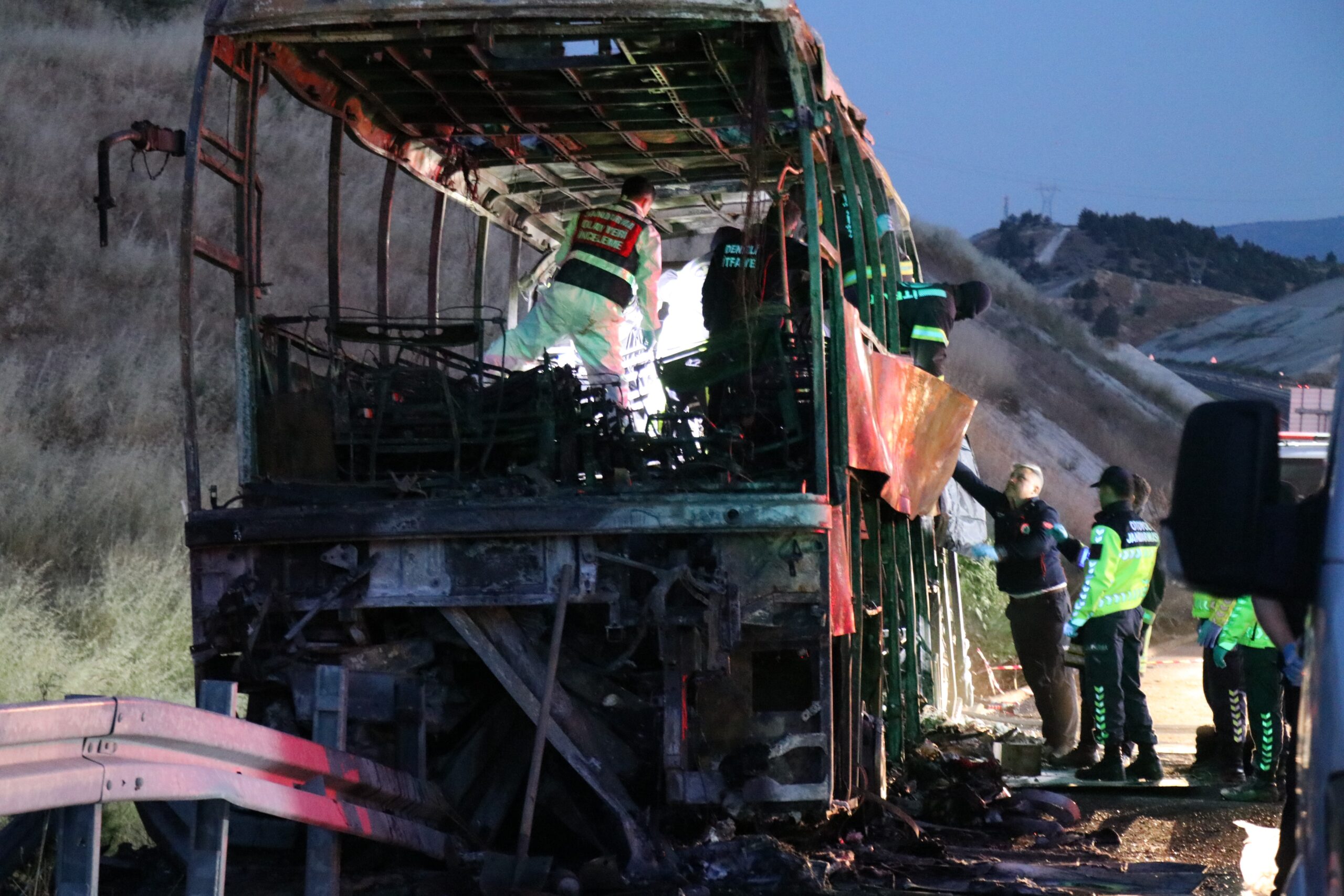 Denizli'nin Sarayköy ilçesinde gece saatlerinde meydana gelen feci trafik kazasında,