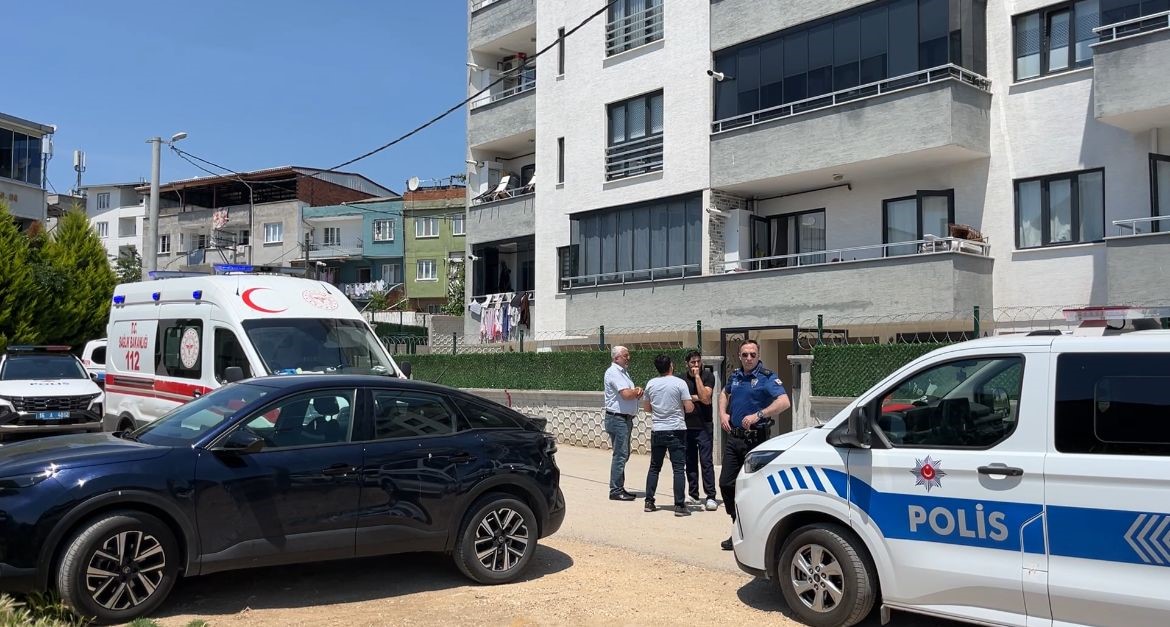 Bursa'nın Osmangazi ilçesinde bir şahıs, tartıştığı eşini 10 yaşındaki çocuklarının