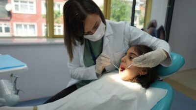 Öğretim Üyesi Uzm. Dr. Hülya Çerçi Akçay, süt dişlerinin "nasıl