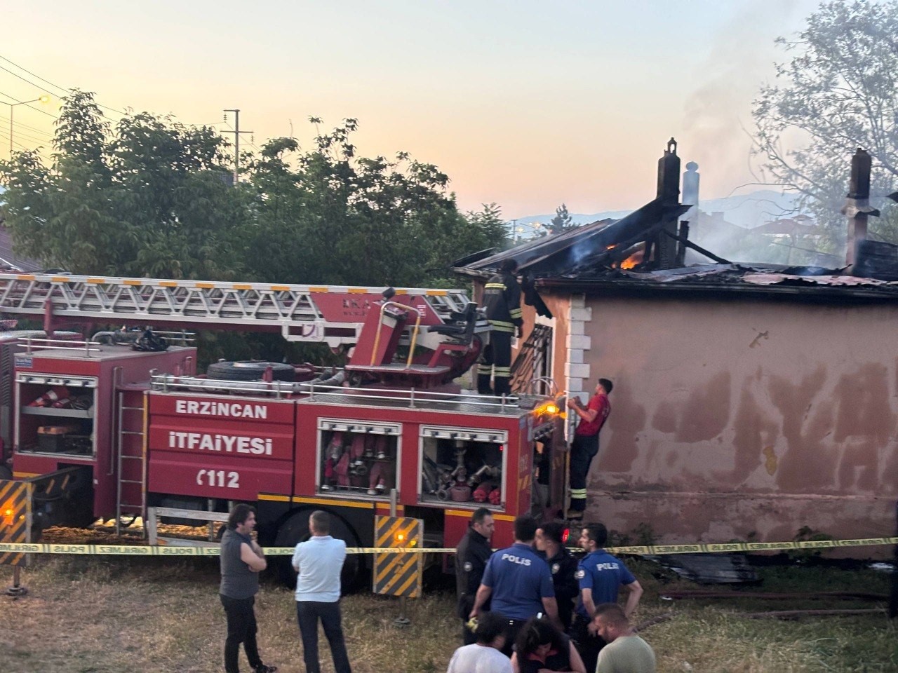 Erzincan, sabah saatlerinde gelen acı bir yangın haberiyle sarsıldı. Mahalle