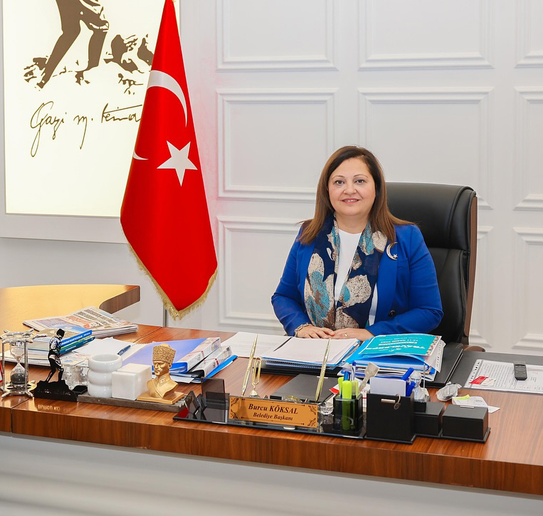 Afyonkarahisar Belediye Başkanı Burcu Köksal, Dinar Belediye Başkanı Veysel Topçu'ya