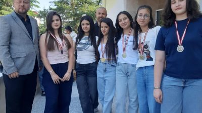 Afyonkarahisar'da eğitim-öğretim yılının sona ermesiyle birlikte okul koridorlarını saran karne