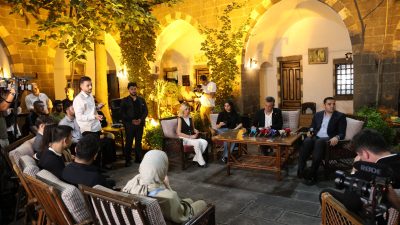 Cumhuriyet Halk Partisi Grup Başkanı Özgür Özel, bir dizi temas